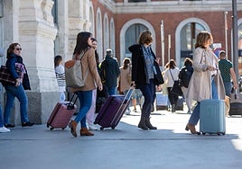 Turistas con maletas en las proximidades de la estación Campo Grande de Valladolid.