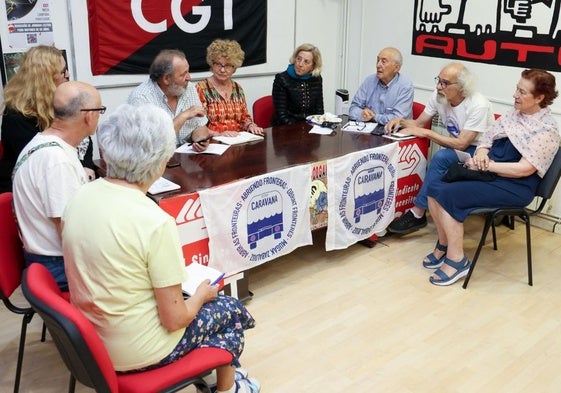 Integrantes del Colectivo Indignado Valladolid, durante su reunión en La Casa de las Palabras.