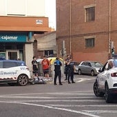 Intervención de la Policía con los dos jóvenes implicados en la plaza del Carmen.