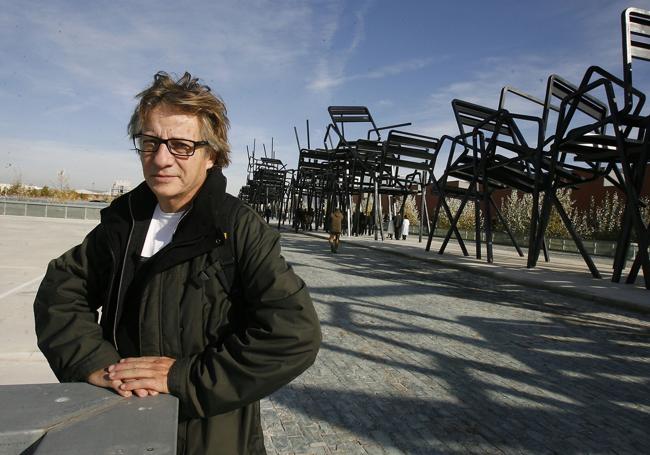 Javier Mariscal posa junto a sus sillas gigantes, en 2008.