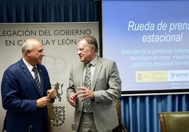 El subdelegado del Gobierno en Valladolid, Jacinto Canales, y el delegado territorial de la Aemet en Castilla y León, Manuel Mora, este miércoles.
