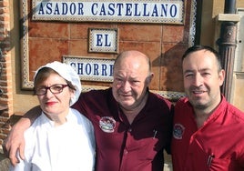 Pedro González, Tina Arranz y su hijo Rubén, en la puerta de El Chorrillo