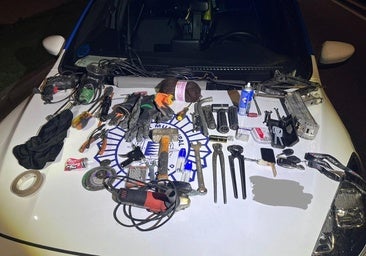 Interceptan un coche de madrugada y requisan un arsenal de herramientas para robos