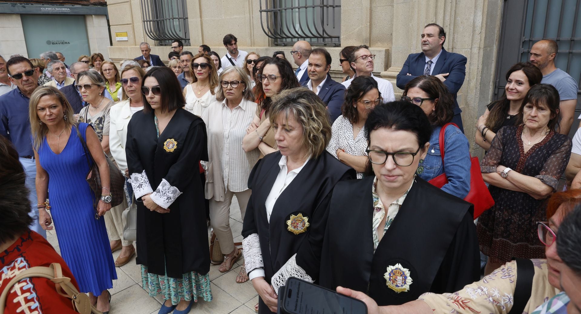 Asistentes al paro de diez minutos a las puertas del Palacio Provincial de Justicia.