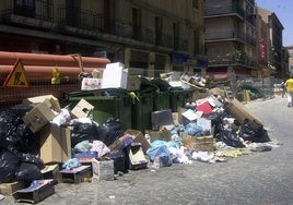 Cajas y bolsas de basura se acumulan en la calle Gobernador Fernández Jiménez.