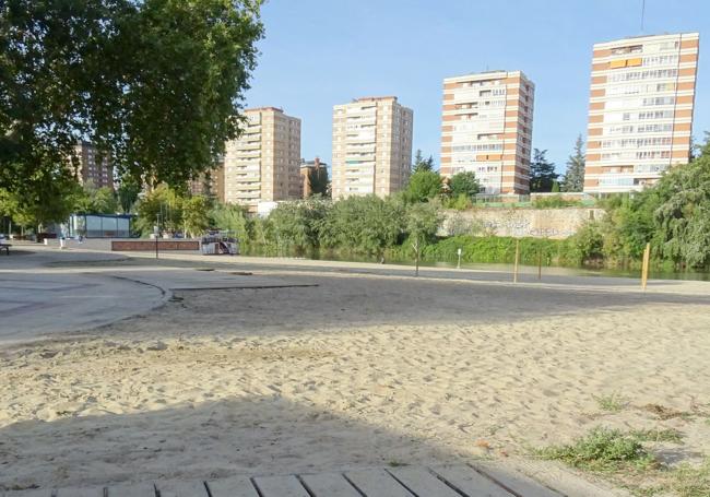 Imagen de la playa de las Moreras, la temporada pasada.