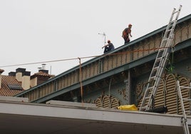 Operarios en la cubierta de la Plaza de Abastos.