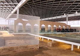 Imagen de archivo de visitantes en la villa romana de La Olmeda.