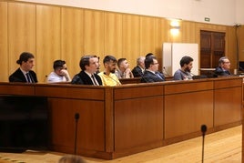 Los acusados por la agresión homófoba, junto a sus abogados en la Audiencia de Valladolid.