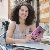 María San Miguel, en una terraza en el lateral del Teatro Calderón con sus libros.
