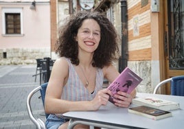 María San Miguel, en una terraza en el lateral del Teatro Calderón con sus libros.