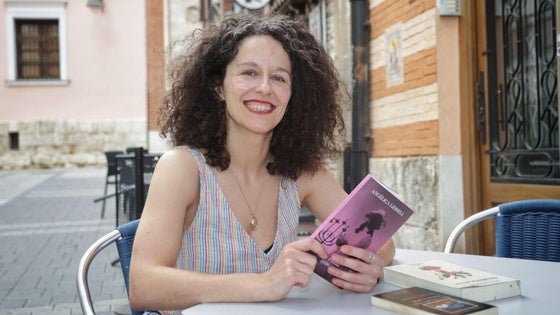María San Miguel, en una terraza en el lateral del Teatro Calderón con sus libros.