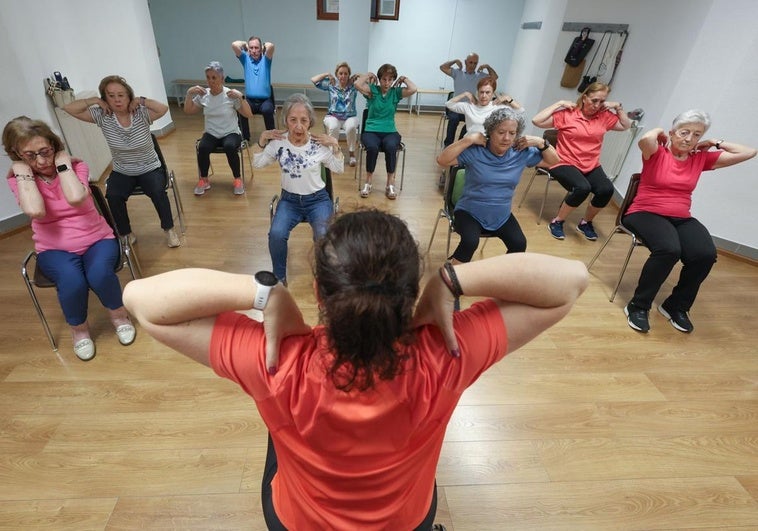 Clase de la Escuela de Espalda, en el centro de vida activa de Puente Colgante.