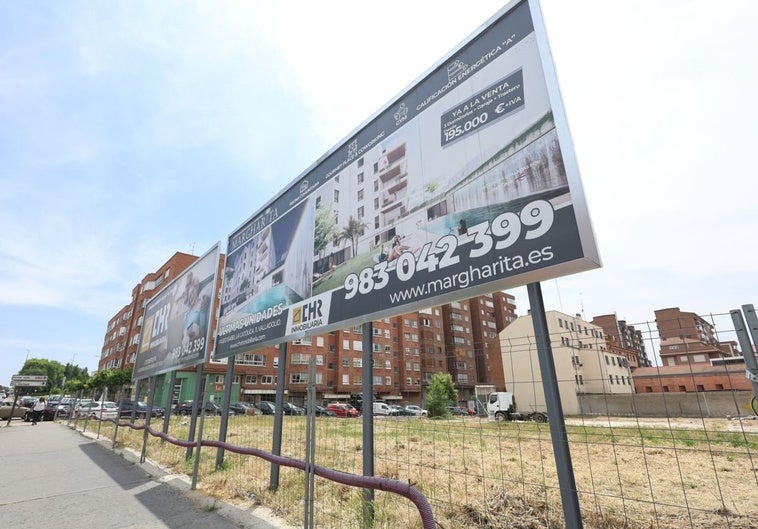 Carteles en el solar del Paseo de San Isidro anunciando la promoción de viviendas Margharita.