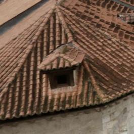 La ventana en el tejado de la iglesia