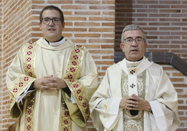 El canciller-secretario del Arzobispado, Alberto Muñoz (izquierda), junto al arzobispo de Valladolid, Luis Argüello, en una imagen de archivo.