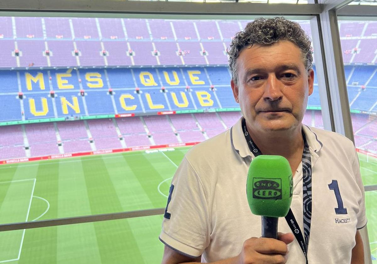 Alfredo Martínez, en la cabina del Camp Nou.