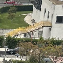 Las escaleras en el edificio de la derecha