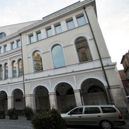 La parte de la derecha del edificio del Calderón, incluidas las tres arcadas. 