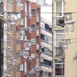 El edificio blanco del fondo