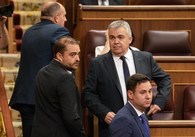 Santos Cerdán, en el Congreso de los Diputados, con el abulense Manuel Arribas y el leonés Javier Alfonso Cendón, que mantuvieron la línea oficial de Ferraz frente a Luis Tudanca. Sube la escalera el segoviano José Luis Aceves.