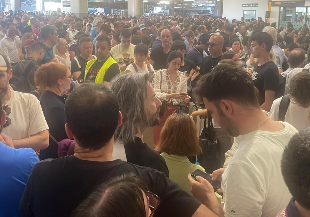 Pasajeros hacinados en la estación madrileña de Chamartín.