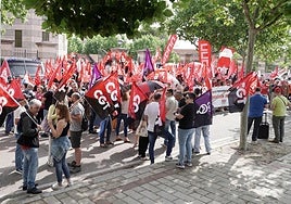 Concentración de los sindicatos UGT, CCOO y CGT frente a Presidencia.