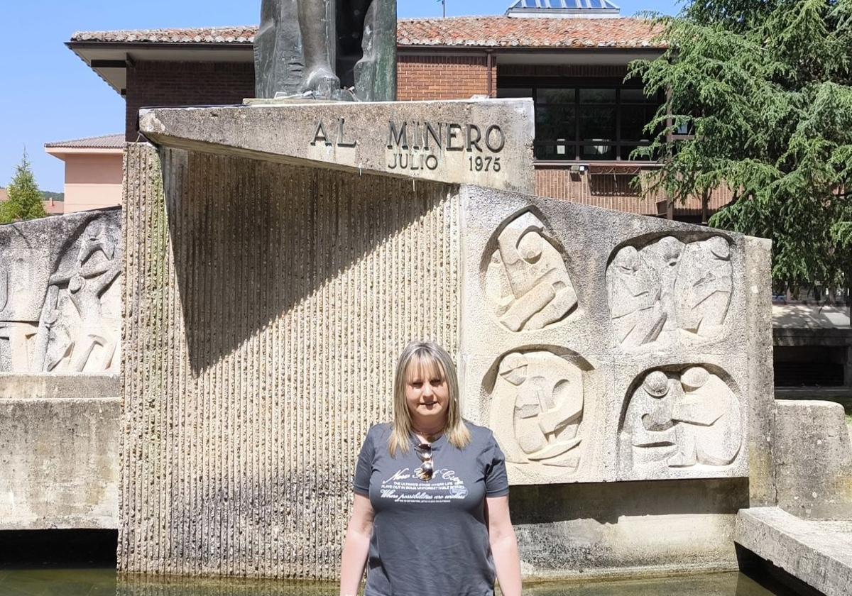 María José García Estrada delante del monumento al minero.