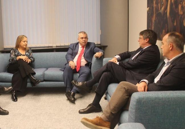 La eurodiputada vallisoletana Iratxe García, con Cerdán, el día que se reunieron con Puigdemont en Bruselas en octubre de 2023 para cerrar el apoyo de Junts a la investidura de Pedro Sánchez.