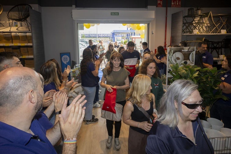 Los empleados reciben con aplausos a los primeros clientes que han inaugurado la tienda de Jysk en Valladolid.