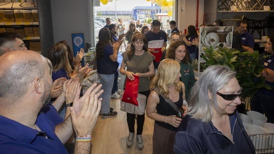 Los empleados reciben con aplausos a los primeros clientes que han inaugurado la tienda de Jysk en Valladolid.