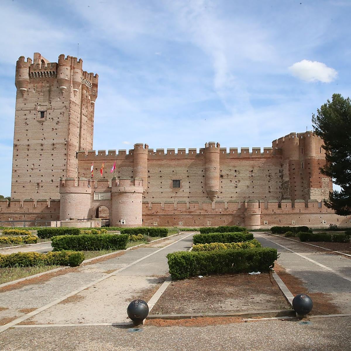 Vista principal del exterior del Castillo de la Mota.