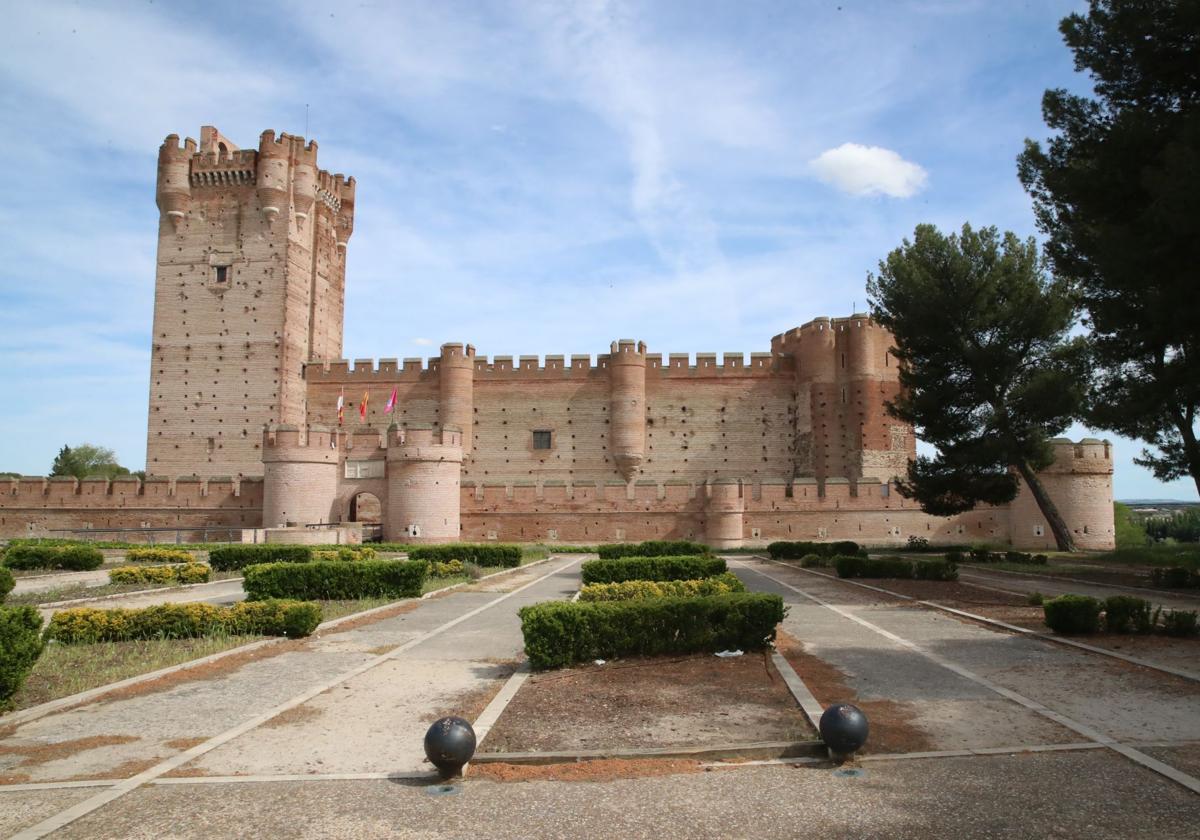 Vista principal del exterior del Castillo de la Mota.