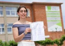 Sara Rodríguez posa con sus notas de la PAU en el colegio Ave María, donde estudió Bachillerato.