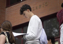 Un estudiante repasa sus apuntes durante la primera jornada de exámenes de la PAU, en Valladolid.