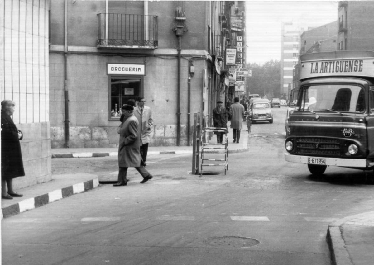 Imagen secundaria 1 - Arriba, cárcel de Chancillería, donde recluyeron por error a Vicente Moya. Abajo, plaza de la Cruz Verde, donde fue visto con otra persona, y noticia sobre su detención publica en la prensa nacional.