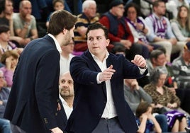 Alejandro Paniagua escucha a su segundo técnico, Álvaro Díaz.