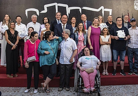 Premiados por la Diputación junto al presidente de la institución provincial.