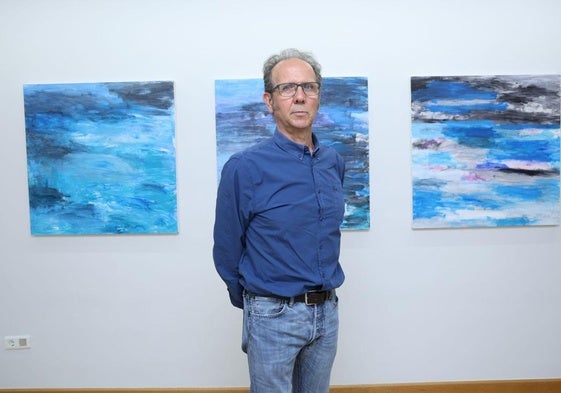 Ramón Abril, delante de sus obras en Espacio Abierto.