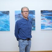 Ramón Abril, delante de sus obras en Espacio Abierto.