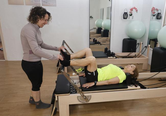 Adriana Palese trabaja con una usuaria en su centro de Valkyria Pilates de Paredes.