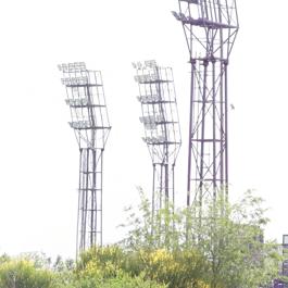 La torre de luz de la izquierda