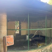 Una de las jaulas del zoo de las aves de Herrera afectadas por las llamas.