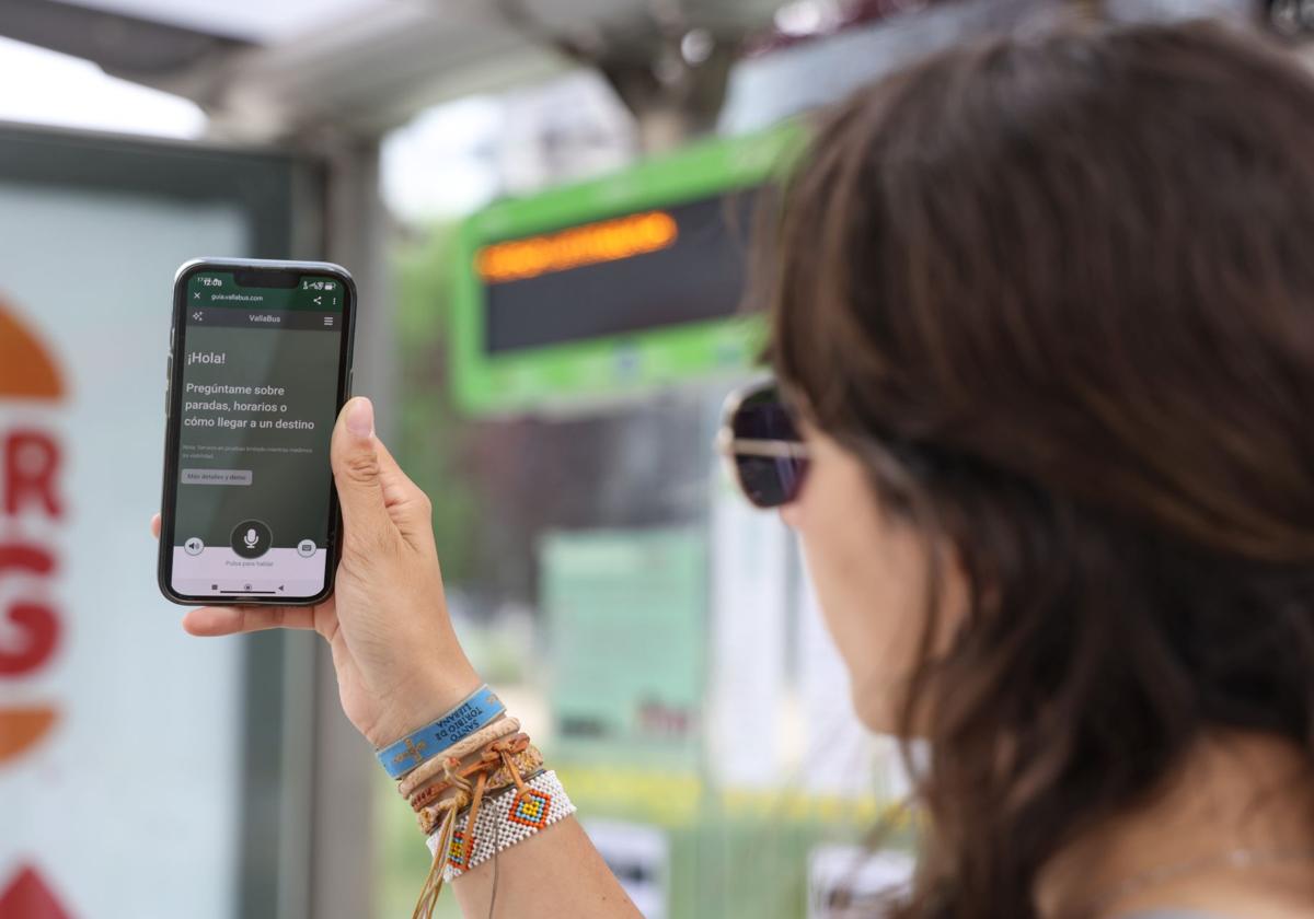 Una joven pregunta a la aplicación de Vallabús sobre rutas de Auvasa.