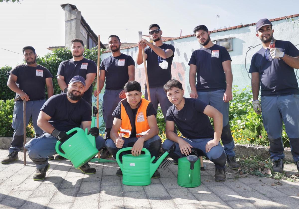 Imagen principal - La «gran familia» del programa, Alberto González, su coordinador, y uno de los jóvenes trabajando en el invernadero.