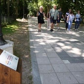 Cartel colocado en el Paseo del Príncipe del Campo Grande, uno de los parques etiquetados como refugio climático en Valladolid