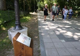Cartel colocado en el Paseo del Príncipe del Campo Grande, uno de los parques etiquetados como refugio climático en Valladolid