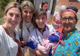 Las dos enfermeras, la matrona y una de las pediatras con el recién nacido.