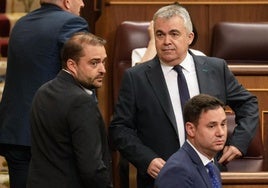 Santos Cerdán, en su escaño del Congreso este jueves. A su lado, Manuel Arribas y en primer término, Javier Alfonso Cendón.
