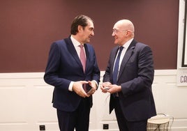El consejero de Medio Ambiente, Juan Carlos Suárez-Quiñones (izquierda), conversa con el alcalde, Jesús Julio Carnero, tras una reunión de la Sociedad Valladolid Alta Velocidad en diciembre.